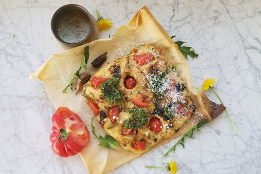 Focaccia maison aux herbes, tomates confites et pesto de pissenlit