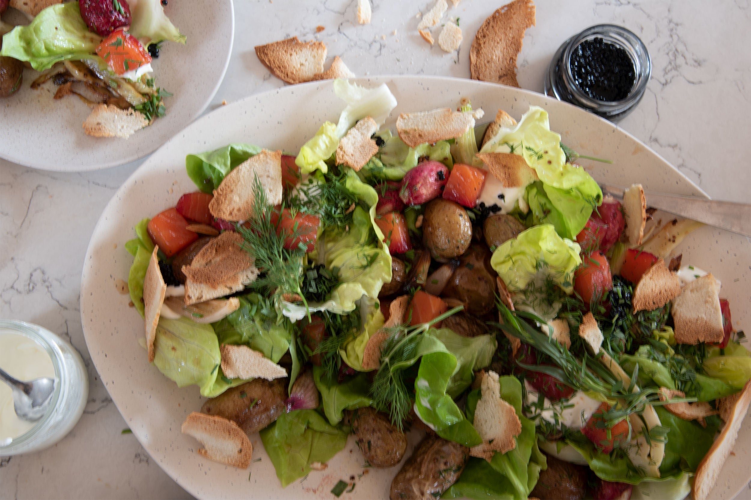 Salade brunch de pommes de terre, radis et fenouil rôtis