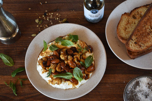 Ricotta maison sur toast de pain au levain | Poêlée de noix au miel et épices nordiques