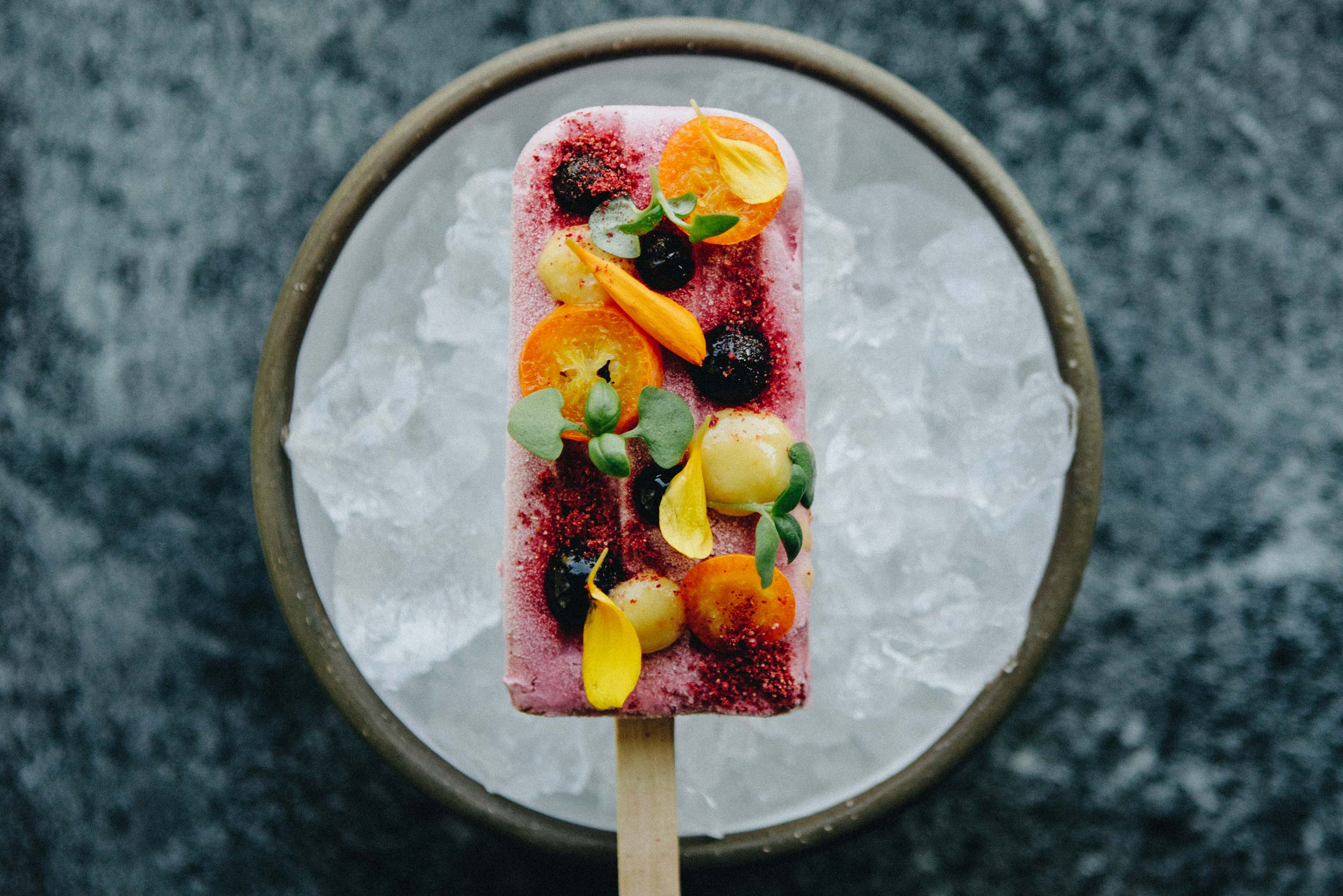 Pops glacés pour petits et grands à la fraise et à la rose